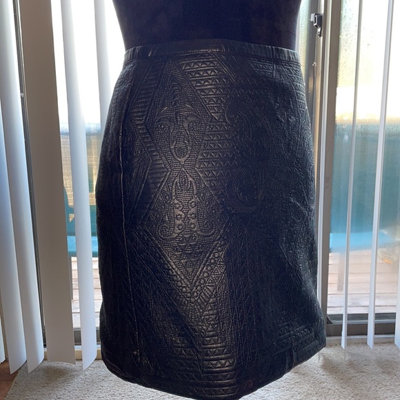 Chelasea & Violet faux leather embossed mini skirt - Picture 4 of 9